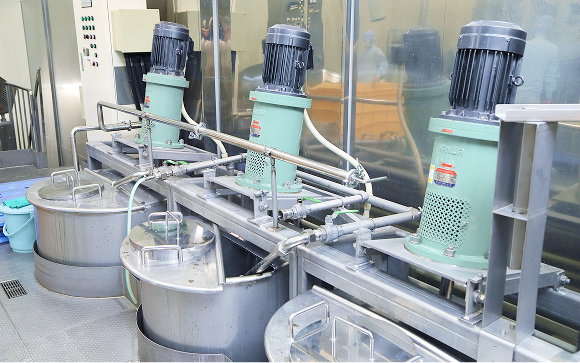 製品が世に出る喜びの様子